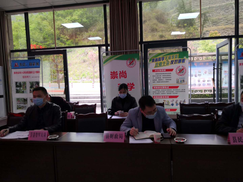 参加培训的科级干部专心学习防邪教保国安科技资料 参加培训的科级干部专心学习防邪教保国安科技资料