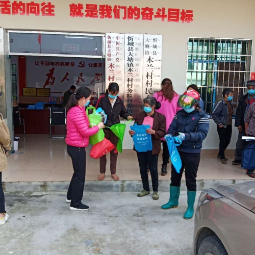 反邪教志愿者发放反邪教宣传手册 反邪教志愿者发放反邪教宣传手册