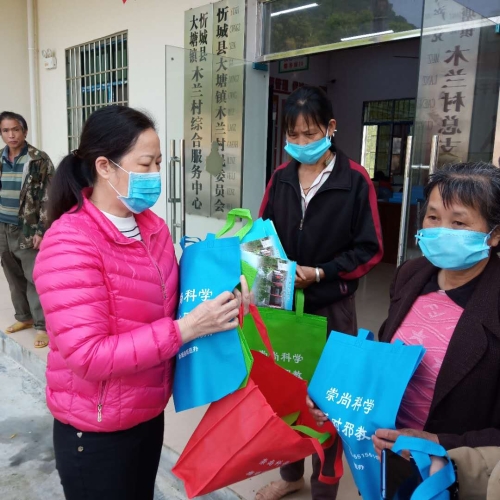 反邪教志愿者发放反邪教宣传资料 反邪教志愿者发放反邪教宣传资料