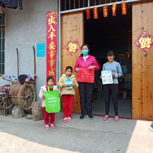 反邪教志愿者向学生及家长宣传反邪教知识 反邪教志愿者向学生及家长宣传反邪教知识