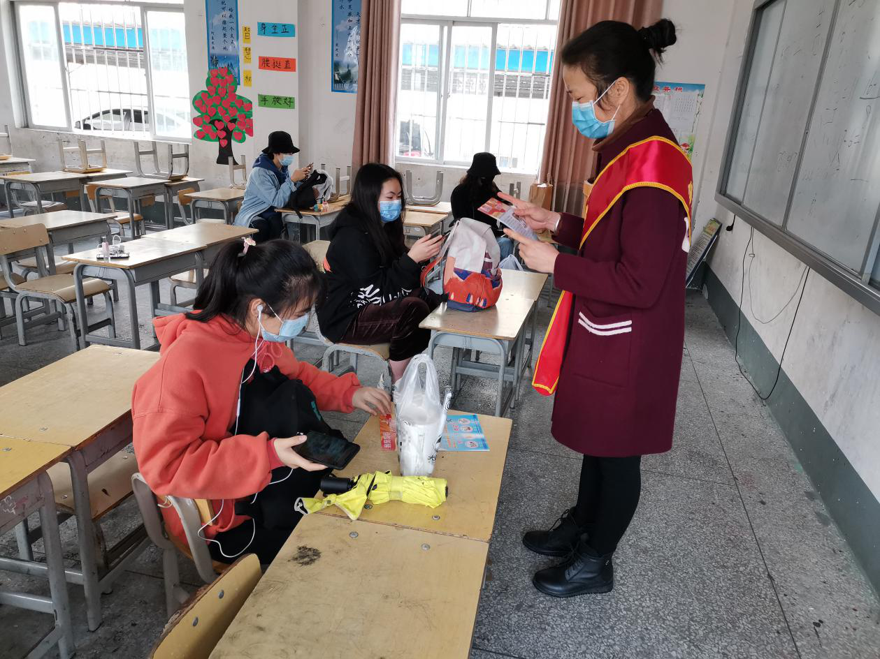 广西象州县运江镇反邪教志愿者助力首批复课学子返校