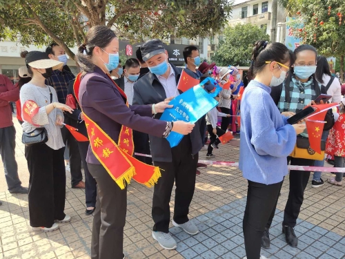 志愿者发反邪教宣传购物袋