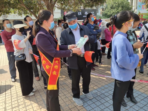 志愿者发反邪教宣传书籍