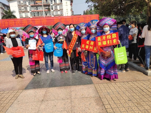 志愿者发反邪教宣传资料