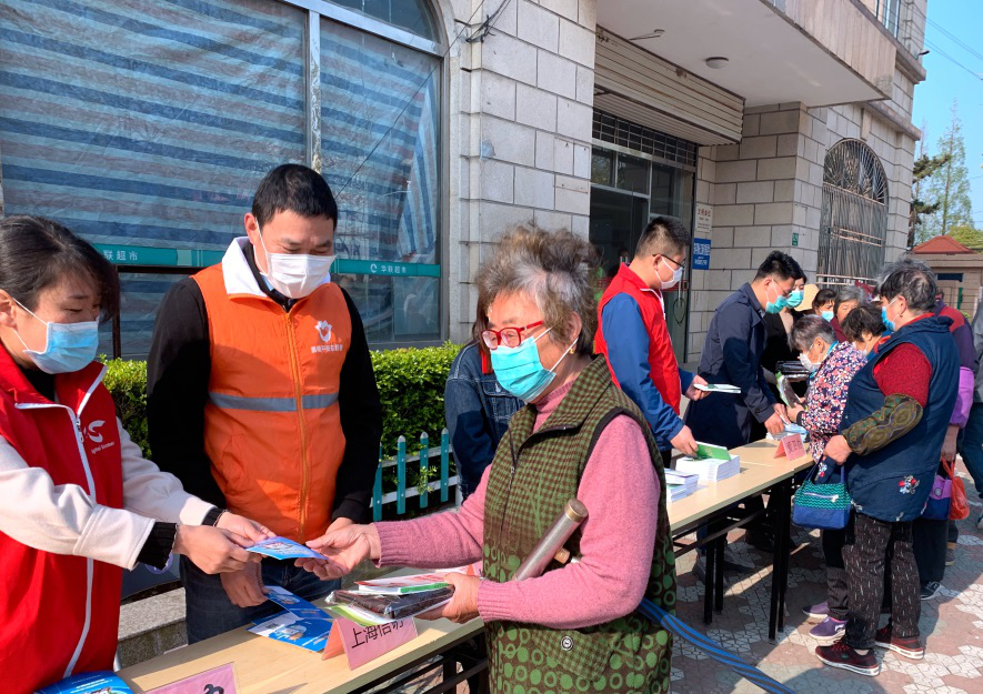 上海市崇明区东平镇开展反邪教宣传早市活动