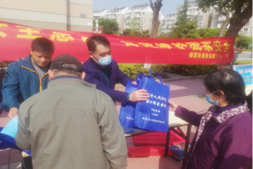 南京市栖霞街道在全民国家安全教育日开展反邪教宣传298 南京市栖霞街道在全民国家安全教育日开展反邪教宣传298