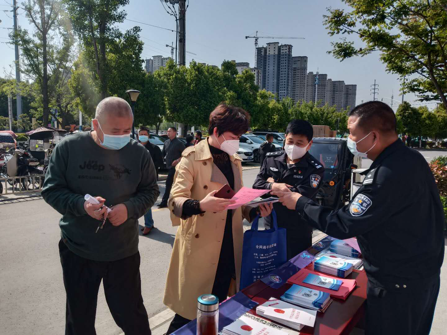 安徽省霍邱县在国安日开展“弘扬科学精神 识别抵御邪教”反邪教宣传活动