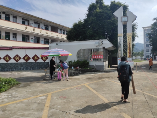 学生有秩序返校复课 学生有秩序返校复课