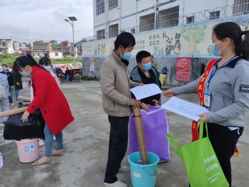 义务宣传员发放宣传单 义务宣传员发放宣传单