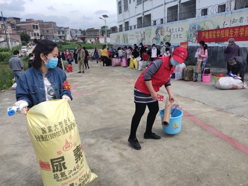 志愿者帮助学生返校 志愿者帮助学生返校