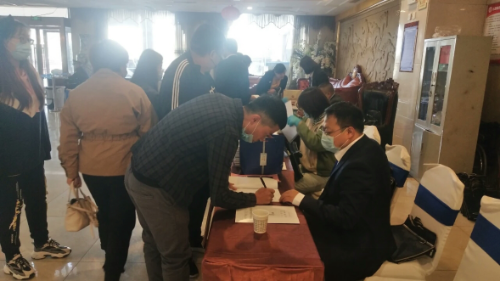 内蒙古乌审旗在两会期向人大代表宣传反邪教知识284