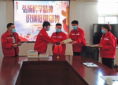 02钻采社区服务中心党委副书记、纪委书记、工会主席左红江书记,为大家发放反邪教书籍 02钻采社区服务中心党委副书记、纪委书记、工会主席左红江书记,为大家发放反邪教书籍