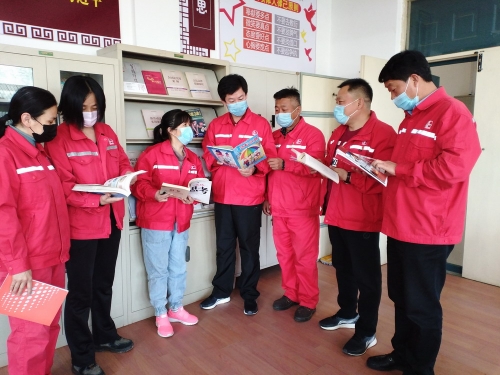 03钻采社区服务中心党委副书记、纪委书记、工会主席左红江书记,信访维稳办公室主任郑国胜和玉兰服务区员工一起来到职工书屋,共同阅读反邪教法律法规书籍 03钻采社区服务中心党委副书记、纪委书记、工会主席左红江书记,信访维稳办公室主任郑国胜和玉兰服务区员工一起来到职工书屋,共同阅读反邪教法律法规书籍