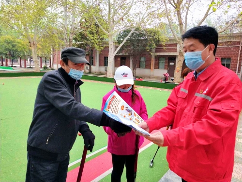 06钻采社区玉兰服务区经理江念生在五一值班期间,向正在文体中心打地掷球的社区居民发放反邪教宣传单,并着重对老年人进行科学讲述,告知其邪教的种种危害性,让其警惕邪教的侵蚀。 06钻采社区玉兰服务区经理江念生在五一值班期间,向正在文体中心打地掷球的社区居民发放反邪教宣传单,并着重对老年人进行科学讲述,告知其邪教的种种危害性,让其警惕邪教的侵蚀。