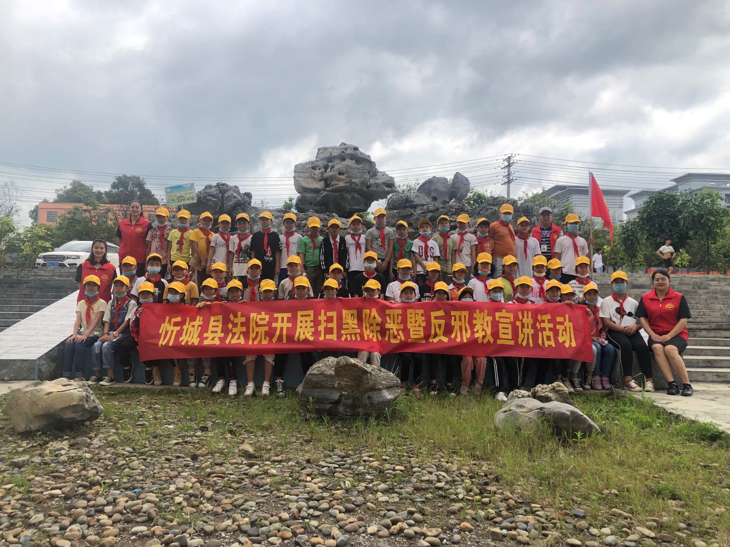 广西忻城县法院开展反邪教宣传进校园活动