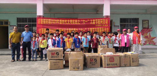 志愿者与中心小学小朋友们现场合影图 志愿者与中心小学小朋友们现场合影图