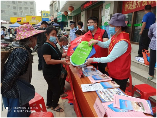志愿者活动现场发放反邪教资料 志愿者活动现场发放反邪教资料
