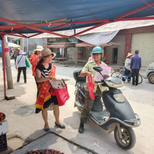 志愿者沿街发放反邪教资料 志愿者沿街发放反邪教资料