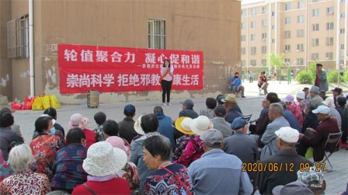工作人员进行反邪教知识宣讲 工作人员进行反邪教知识宣讲