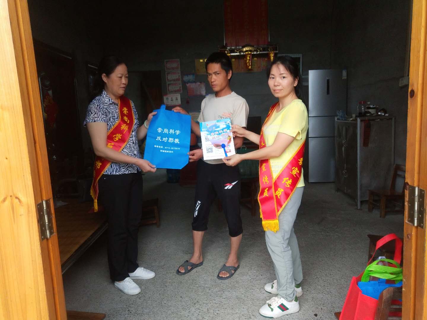广西忻城县反邪教宣传走进贫困村