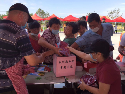 湖北省开展助力乡村脱贫攻坚防范邪教宣传活动 (1)1054