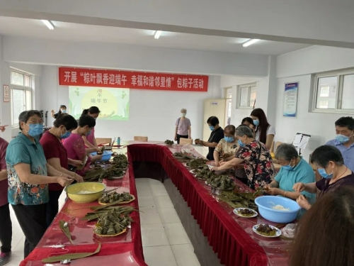 社区举行包粽子PK赛 社区举行包粽子PK赛