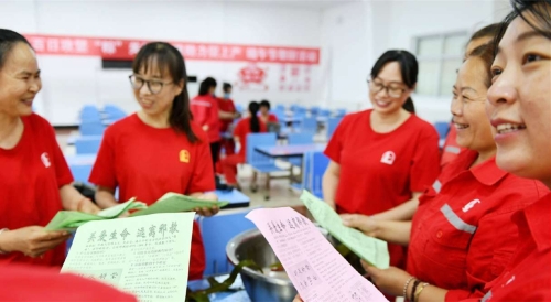 向员工群众发放反邪教宣传单 向员工群众发放反邪教宣传单