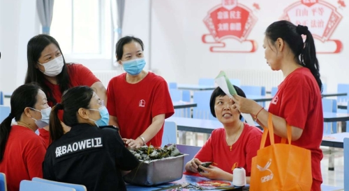 向员工群众发放反邪教宣传单2 向员工群众发放反邪教宣传单2