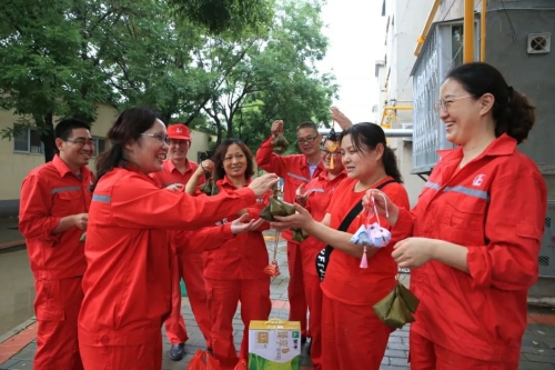 给员工群众送粽子防蚊香囊 给员工群众送粽子防蚊香囊