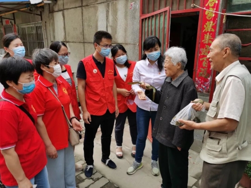给留守老人送爱心粽 给留守老人送爱心粽