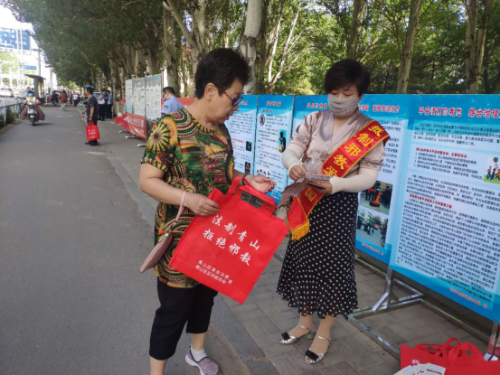 内蒙古包头市青山区开展“反邪驱邪”警示教育宣传活动423 内蒙古包头市青山区开展“反邪驱邪”警示教育宣传活动423