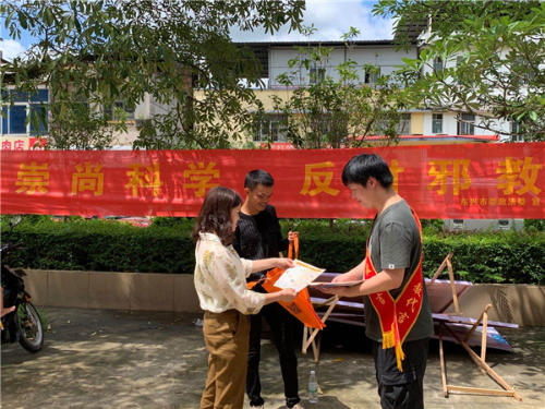 工作人员给来往群众发放反邪教宣单 工作人员给来往群众发放反邪教宣单
