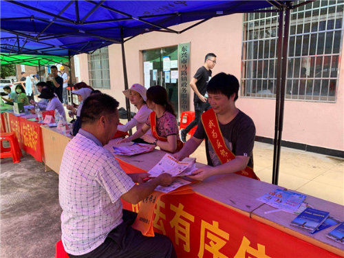 东兴市委政法委联合东兴市信访局在马路镇开展反邪教宣传 东兴市委政法委联合东兴市信访局在马路镇开展反邪教宣传