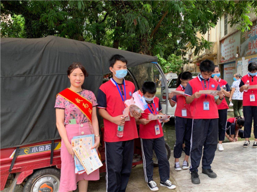 党员干部与青少年学生志愿者在街头做好反邪教宣传准备工作 党员干部与青少年学生志愿者在街头做好反邪教宣传准备工作