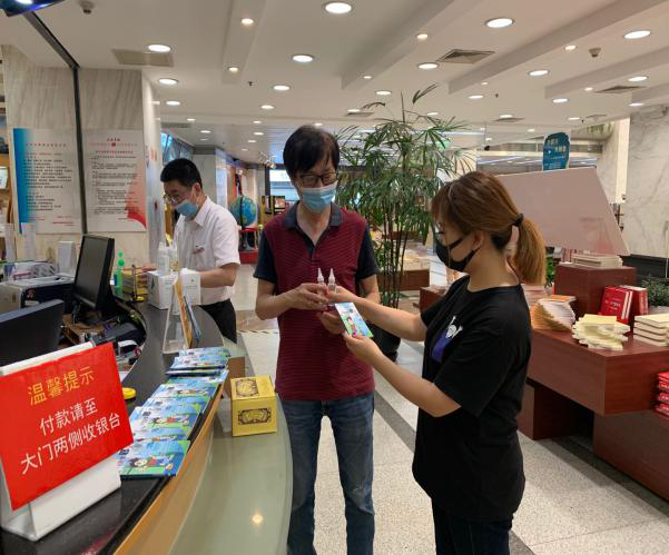 书城搭台 远离邪教——上海市南京东路街道在上海书城开展反邪宣传活动