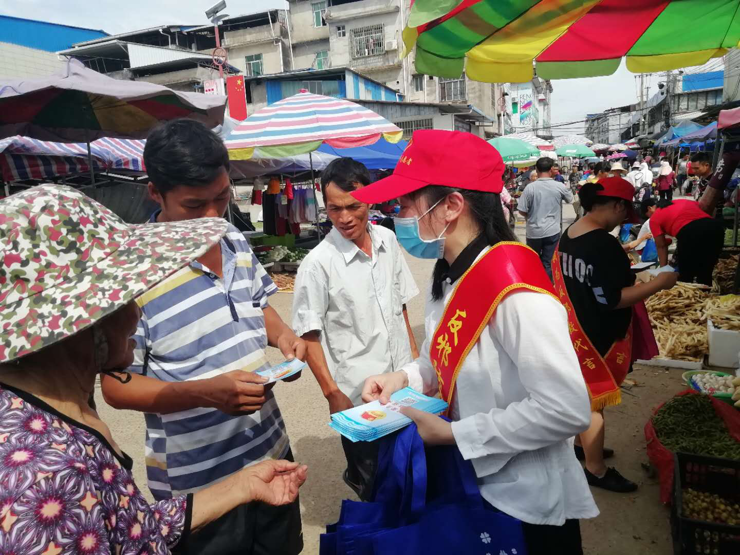 广西鹿寨县：巾帼力量为无邪市场保驾护航