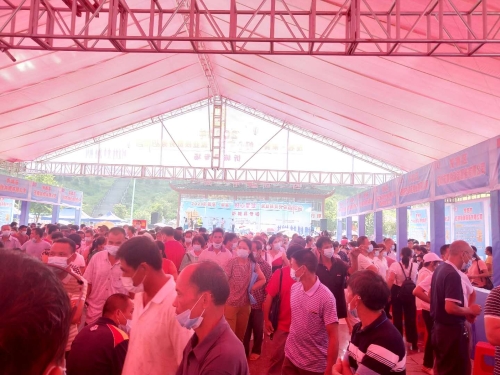 就业扶贫招聘会现场