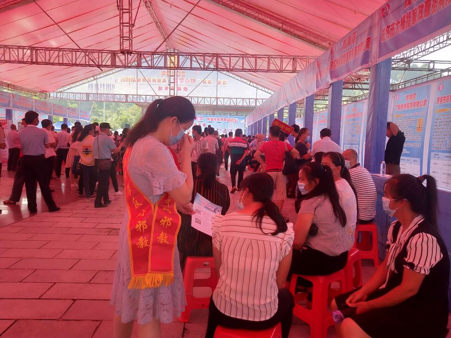 广西忻城县借就业扶贫劳务招聘会开展反邪教宣传