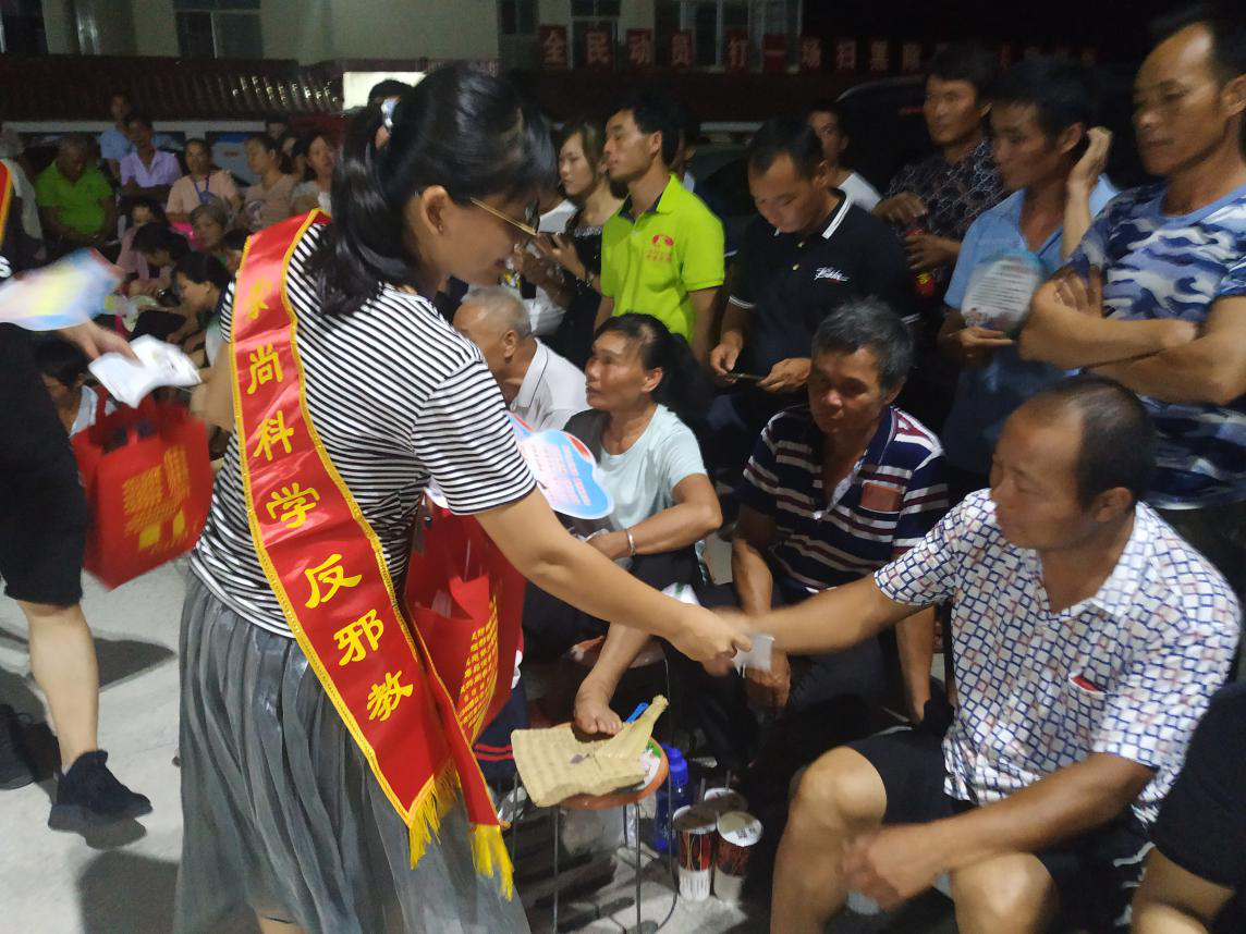 广西象州县罗秀镇：反邪宣传“助威”女子篮球赛