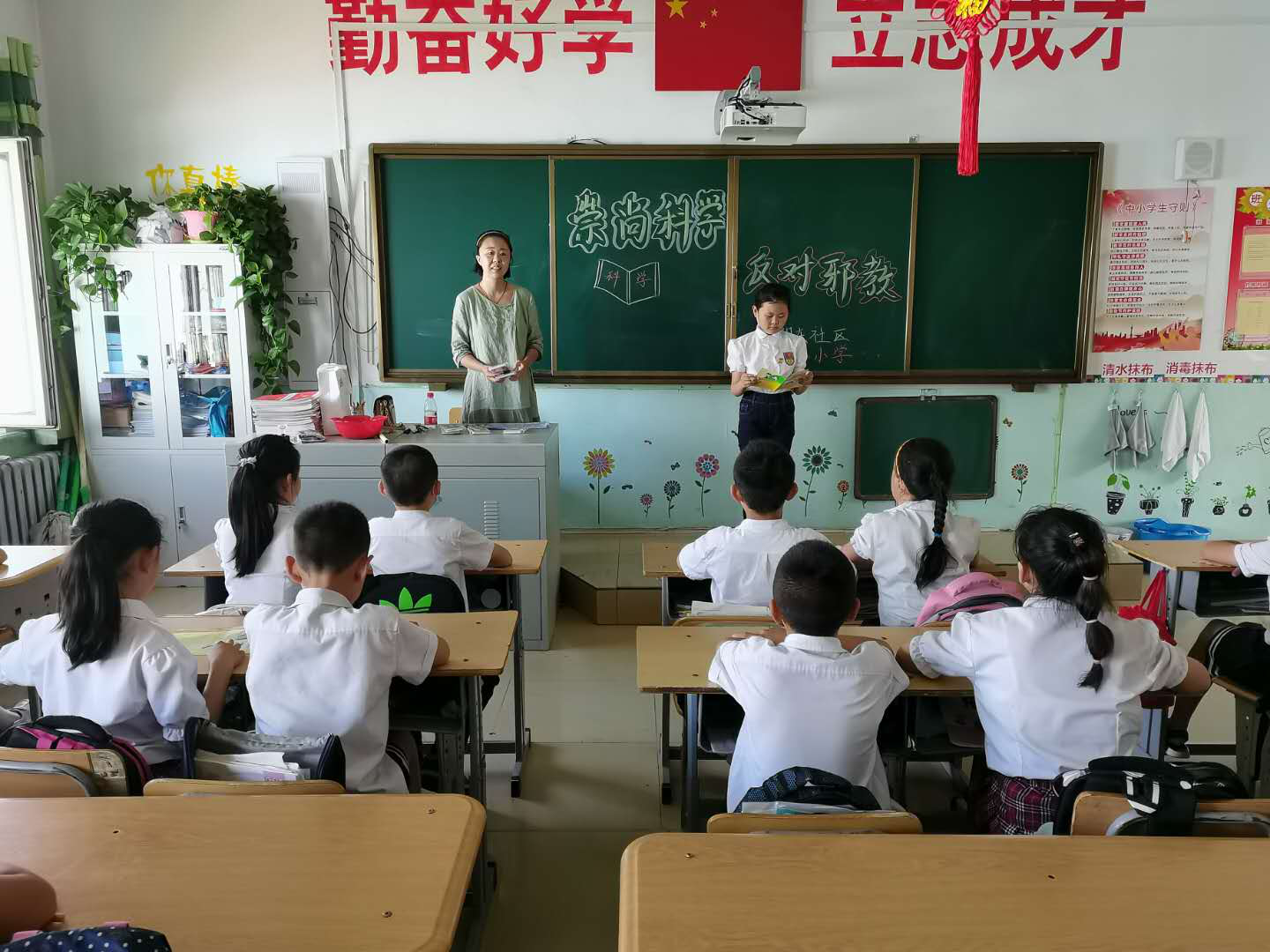 内蒙古满洲里市开展校园反邪教宣讲活动