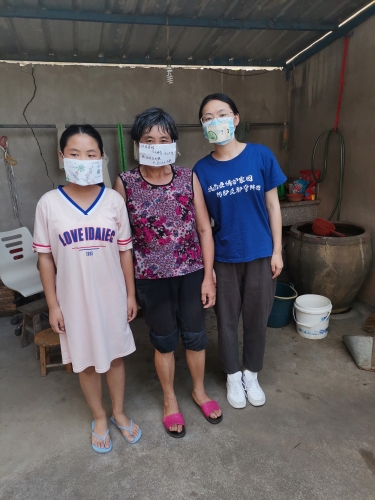 向村民发手绘口罩 向村民发手绘口罩
