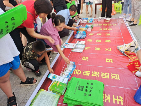 内蒙古鄂尔多斯市达拉特旗利用法治夜市开启地摊式普法及反邪教宣传活动301