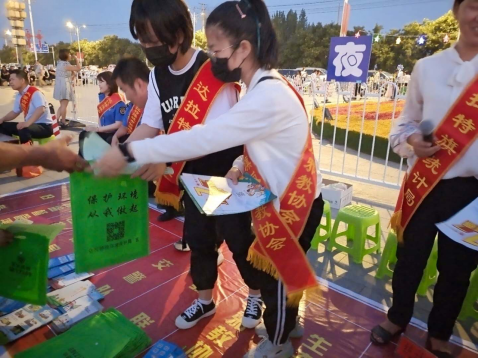 内蒙古鄂尔多斯市达拉特旗利用法治夜市开启地摊式普法及反邪教宣传活动314