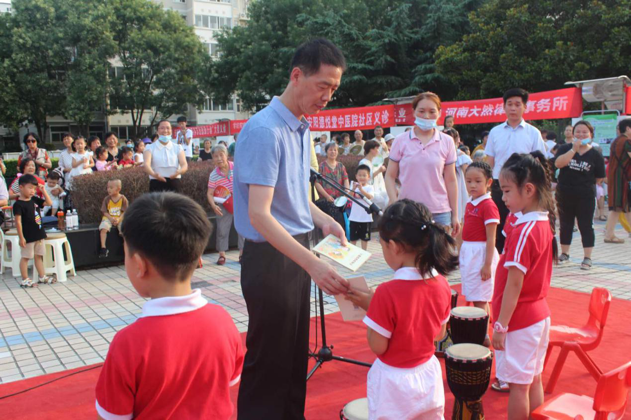 河南省安阳市反邪教协会积极开展“崇尚科学 远离病毒  防范邪教”警示教育宣传月进社区、进乡村活动