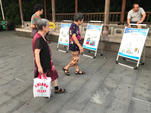 群众参观学习反邪教宣传展板 (3)