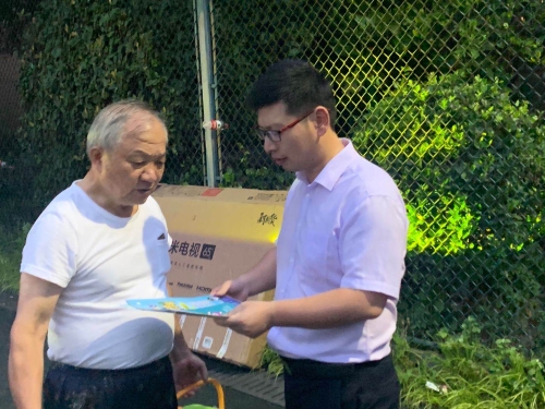工作人员向市民发放反邪教宣传资料