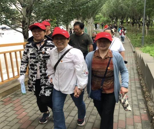 内蒙古包头市稀土高新区反邪教协会开展“创文明城市 筑反邪防线 享健康生活”健步行活动