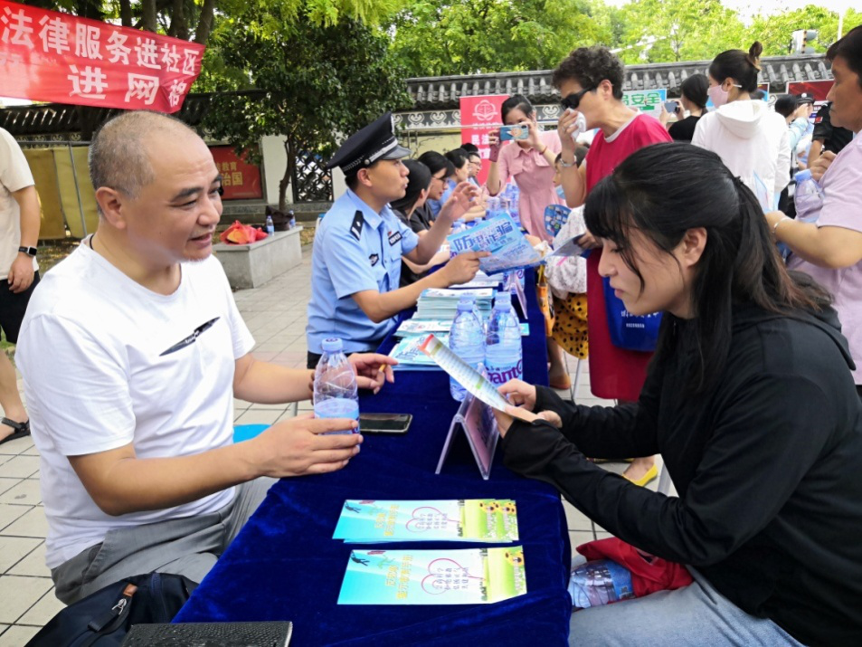 江苏省无锡市梁溪区江海街道开展  “三官一律”进网格，反邪宣传零距离活动