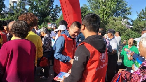 反邪教志愿者向群众发放反邪教宣传手册 反邪教志愿者向群众发放反邪教宣传手册