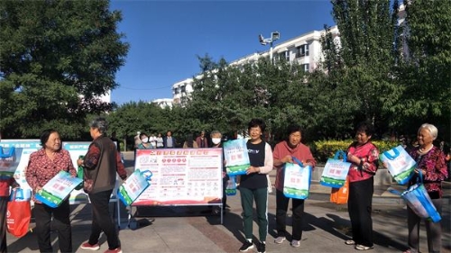 群众领取反邪教手提袋 群众领取反邪教手提袋